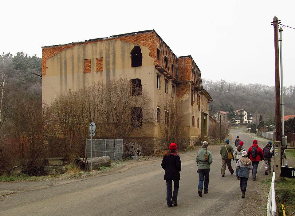Míříme na <a href="/Tema/Lomy Amerika">Ameriku</a> kolem <a href="/Tema/Hotel Český kras Srbsko">opuštěného hotelu Český kras</a> v Srbsku.