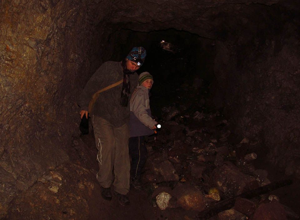 Nejprve sestupujeme do závalem zaslepené svážné štoly Růží. K ústí „Hagenky“ se tudy ale nedostaneme.