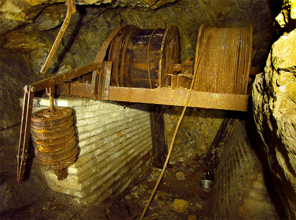 Ohromný naviják nad zasypanou svážnou štolou pode dnem Liščího lomu.