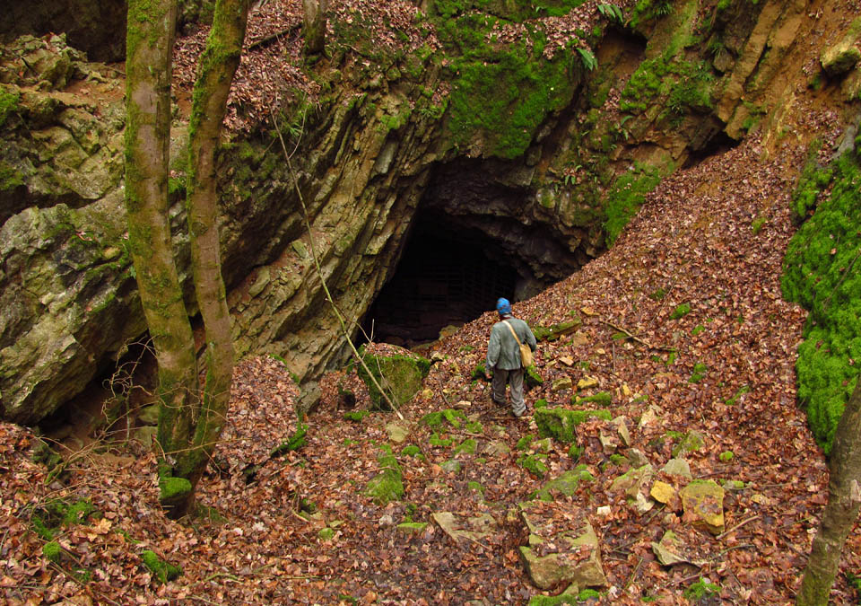 Kamarád Sova zkoumá, kudy by se dalo prchnout z Pustého lomu.