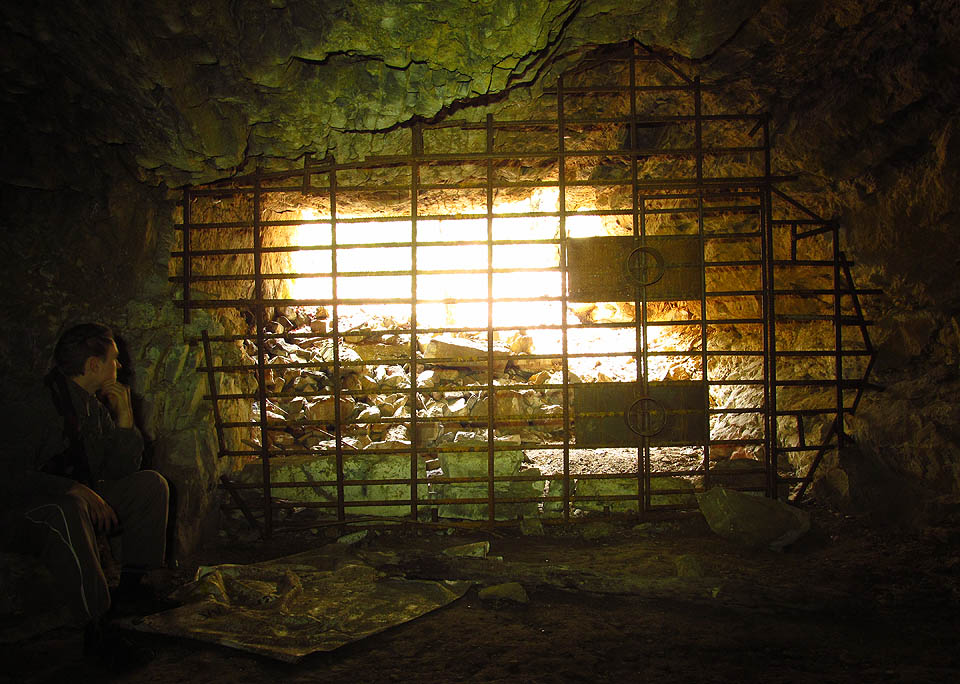 …hluboké ticho té temnosti<br>
zpět vábí časy pominulé,<br>
a vězeň ve svých snách dny mladosti<br>
zas žije dávno uplynulé…