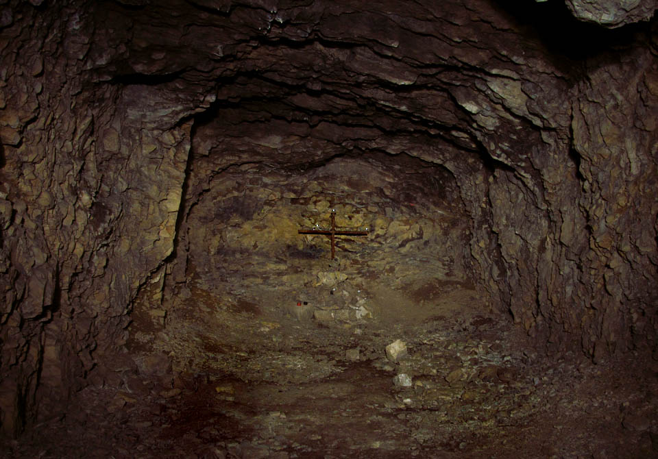 Kříž na čelbě štoly pod lomem Jižní kříž.