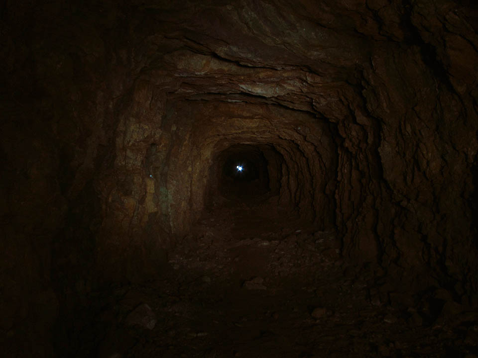 Někdo se blíží temnotou štol!