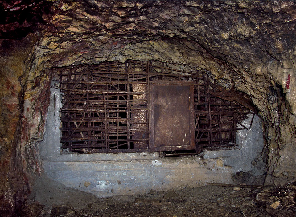 Jako šílenec se svářečkou a betonem, Dálí a Gaudí v jednom, surrealistická stvůra a ocelový muž si musel počínat ten, kdo zavařil další cestu. Nejen vlastní tvrdost, ale i dojem nedobytnosti, kterým bariéra působí, zavinily, že nikdo z trampů zatím překážku neodstranil.