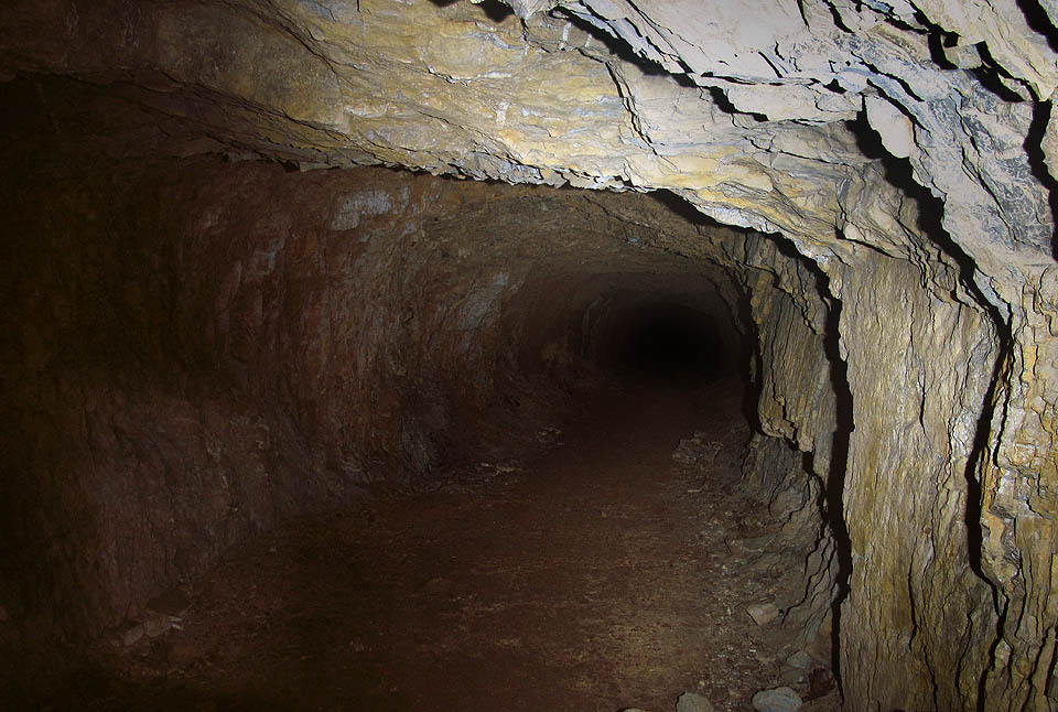 A přitom hlavní štola za mříží tolik láká k návštěvě galerie nad Malou Amerikou a cestě pod zemí až k Azurovému jezeru.