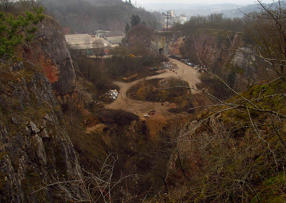 Dno Azurového lomu (Kanady) už drahně let slouží jako skládka. Kromě toho ale také ukrývá jednu maličkost - vstup do hlavní štoly. Lom je však obehnán několika ploty a střežen.