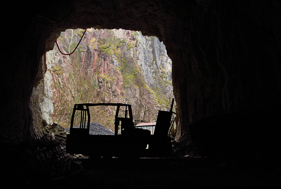 Zavzpomínal jsem na doby, kdy jsme před 15 lety pod vedením Jestřába proběhli mezi dělníky v lomu, abychom se ztratili v ústí štoly. Potom se plížíme, přelézáme ploty, brány, utíkáme před hlídačem a za soumraku vnikáme do podzemí tak, jako kdysi.