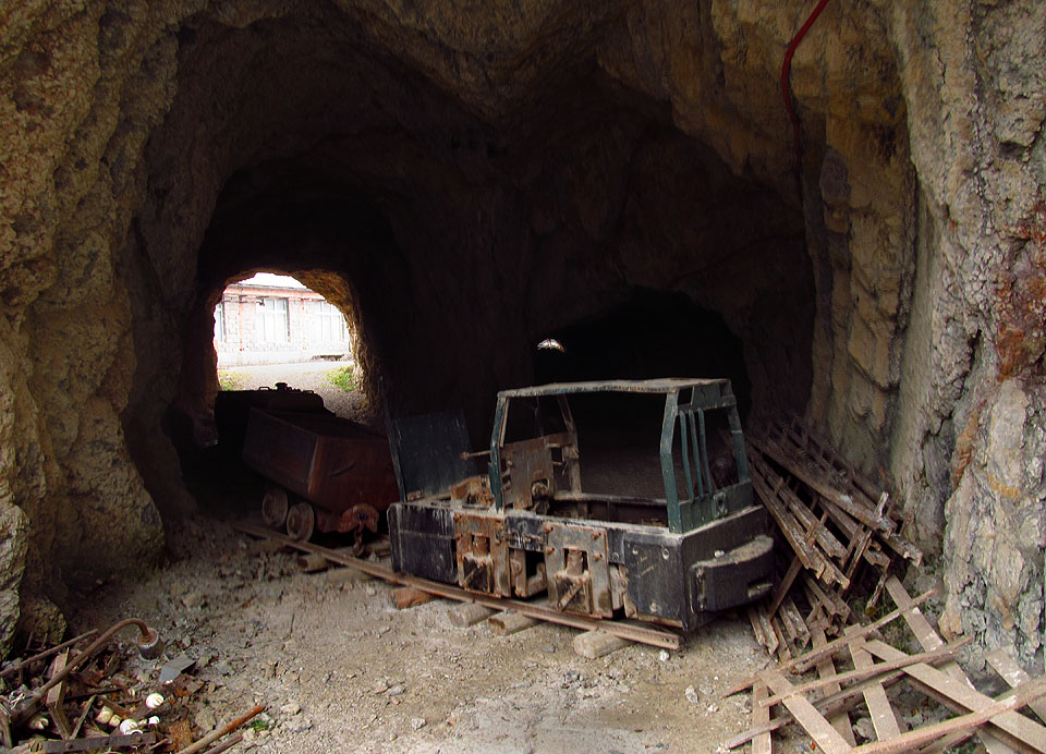 Budoucí exponáty v ústí hlavní štoly.