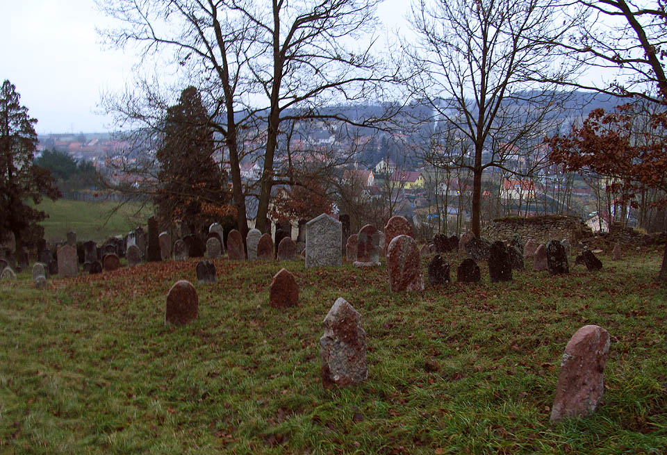 Po <a href=/Tema/Vle%C4%8Dka%20Nu%C4%8Dice%20-%20Lomy%20Mo%C5%99ina>vlečce z Nučic</a>, která je pozůstatkem Kladensko-Nučické dráhy jdeme až na židovský hřbitov do Mořiny. 