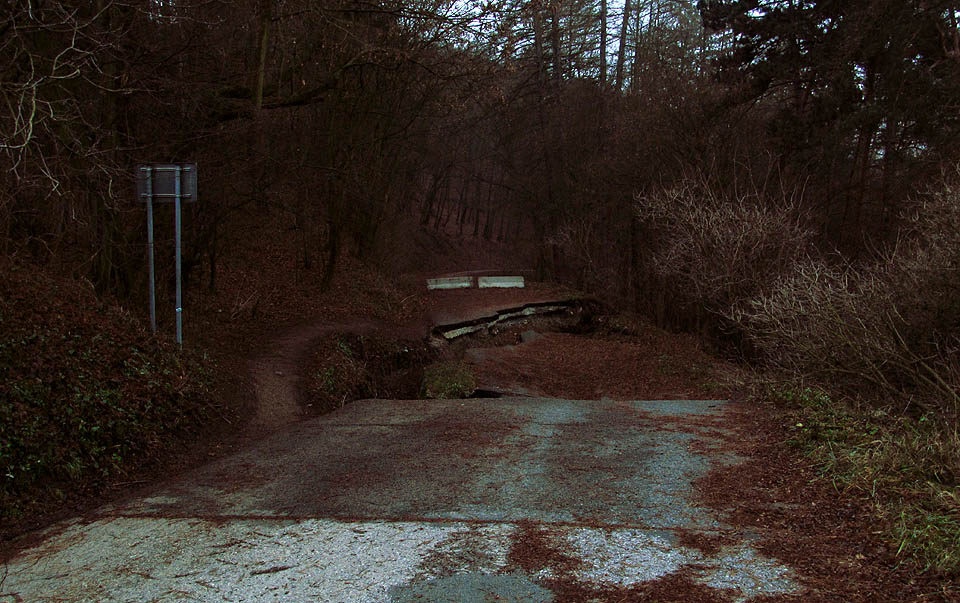 Je vidět, že jsme v krasu. Silnice se propadla do podzemí a z našeho plánu stopovat na Korno jsou také trosky.