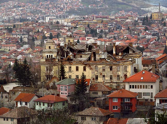 Nejprve kasárna, pak ministerstvo obrany, dnes zřícenina. Čeští architekti by zplakali nad svým dílem.
