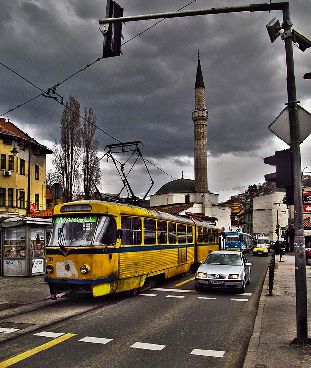 Narozdíl od trolejbusů jsou tramvaje v Sarajevu z první ruky. Československá klasika Tatra KT2.