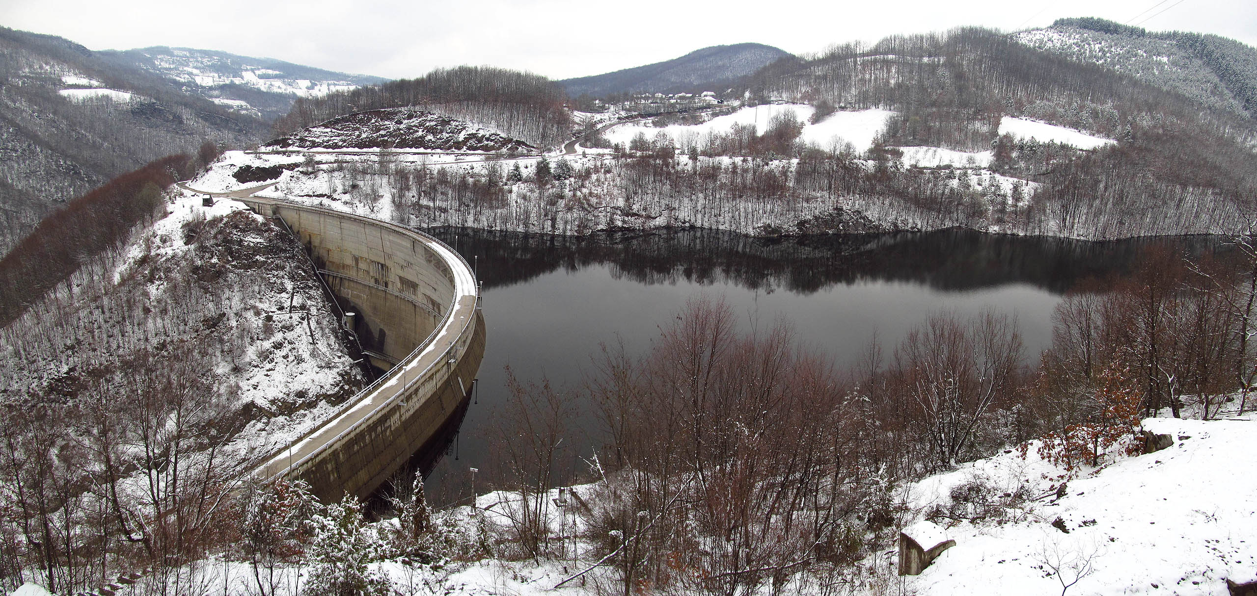 Jdouce po tělese dráhy, přelezli jsme plot pod přehradou. Hrázný byl však vstřícný a netrestal nás.
