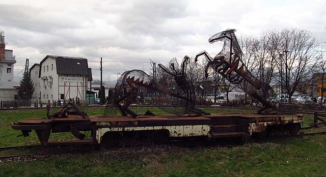 Podivné sousoší koně a kentaura na podvozku Tatry T3.