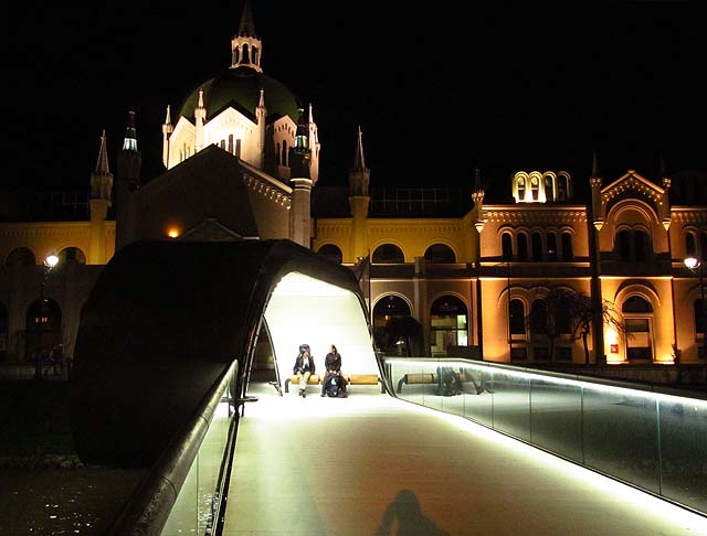 Moderní most Festina lente (pospíchej pomalu) z roku 2012 je protivahou historické Latinské ćuprije.