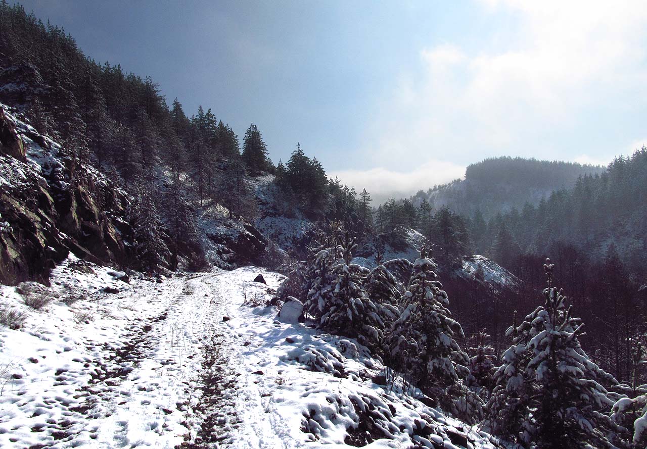 Záruby v zasněžených horách připomínaly obal vánoční kolekce.