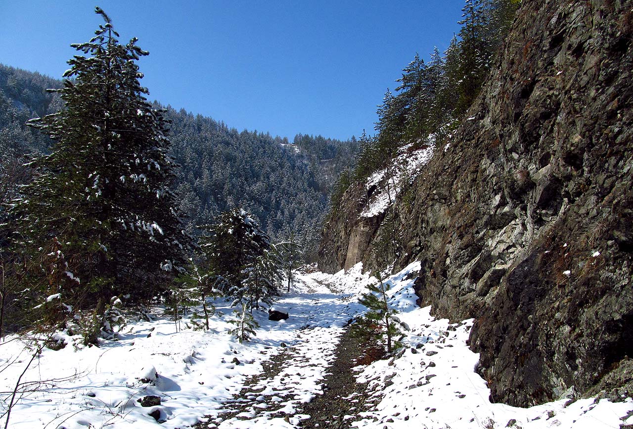 Místy je těleso vedené náročným způsobem - vylámané ve skalách, v zářezech či na vysokých náspech.