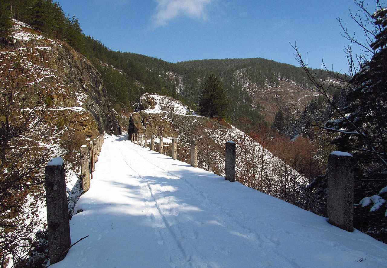 Po viaduktu bez zábradlí se běžně chodí a občas dokonce jezdí autem.