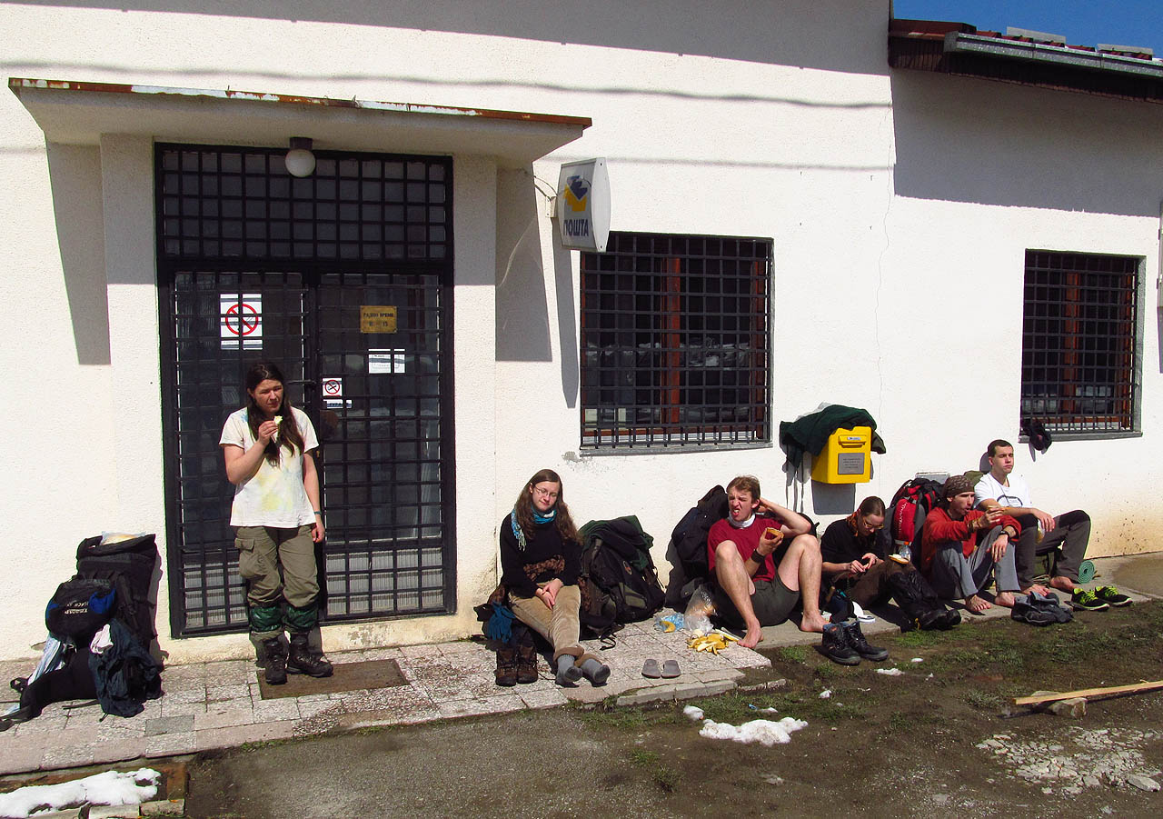 Oběd před kremenskou poštou.