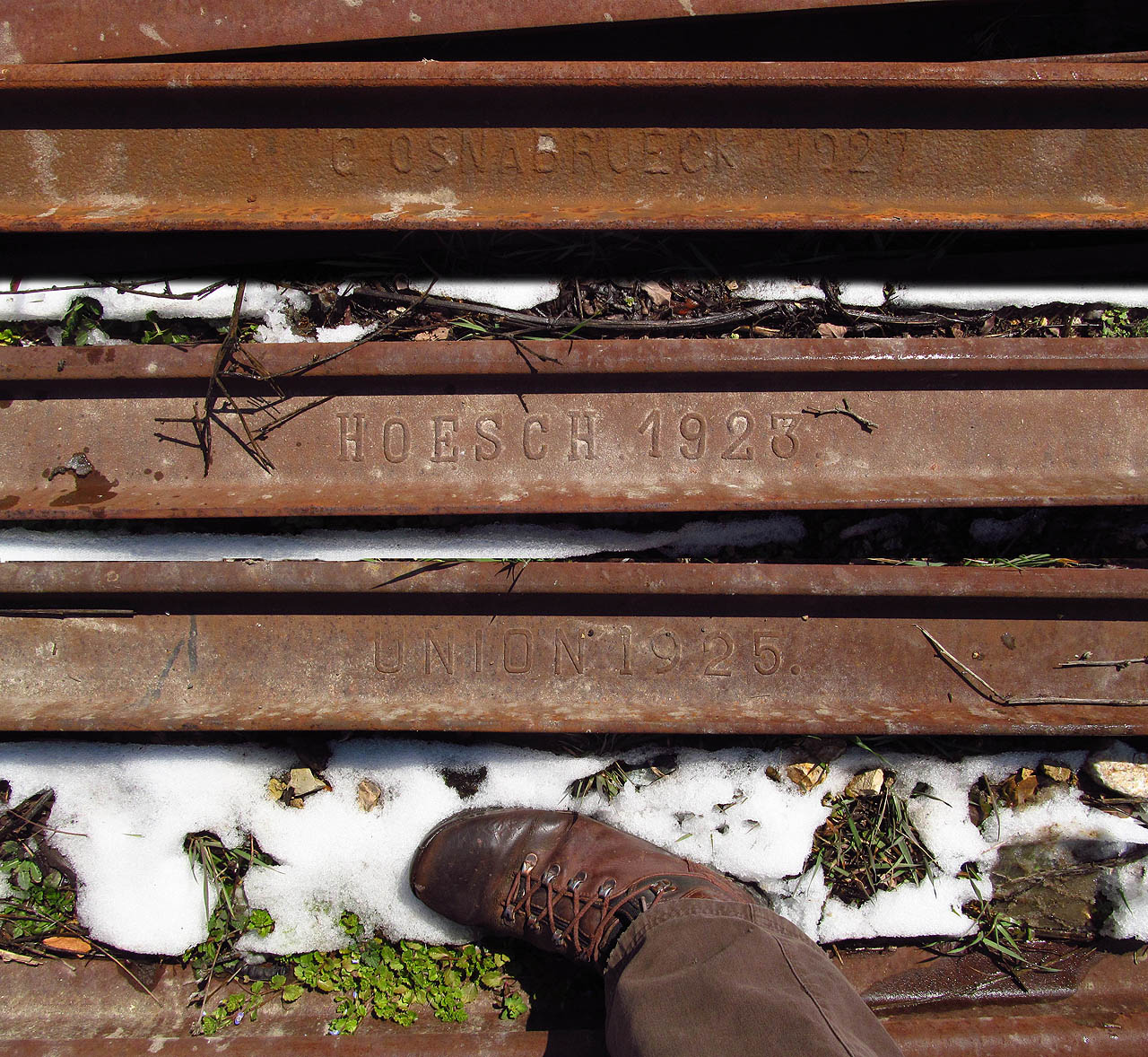 Původní kolejnice nesou svědectví o svém původu. Na stavbě se podílely i americké firmy.