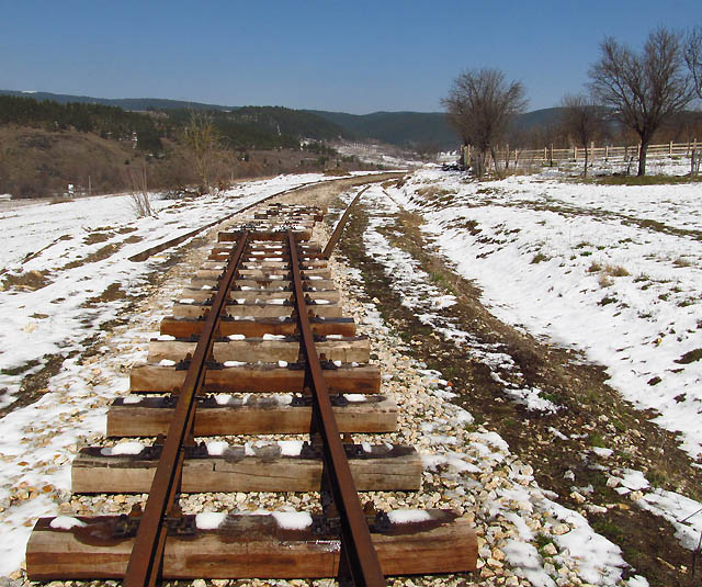 Za kopcem čeká překvapení. Zatím ještě nepodbité, ale koleje vedou už zase až sem.