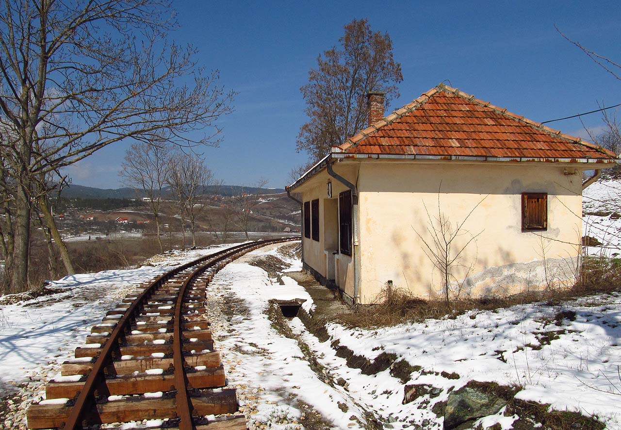 Bezejmenná zastávka je sice opuštěná, ale zachovalá.