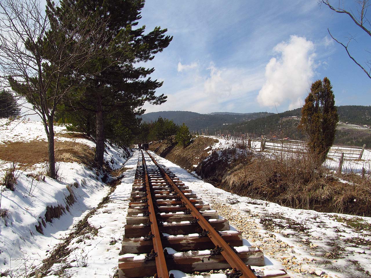 Jarní barvy a vůně místy působily dojmem, že trať vede nádherným parkem.