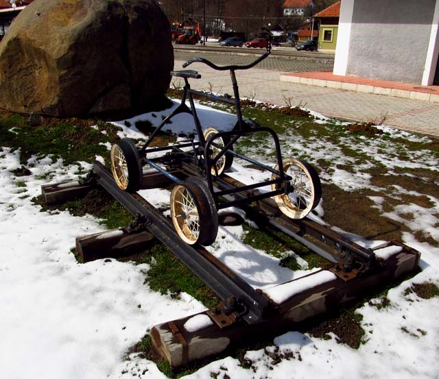 Jeden z mnoha typů drezín na lidský pohon.