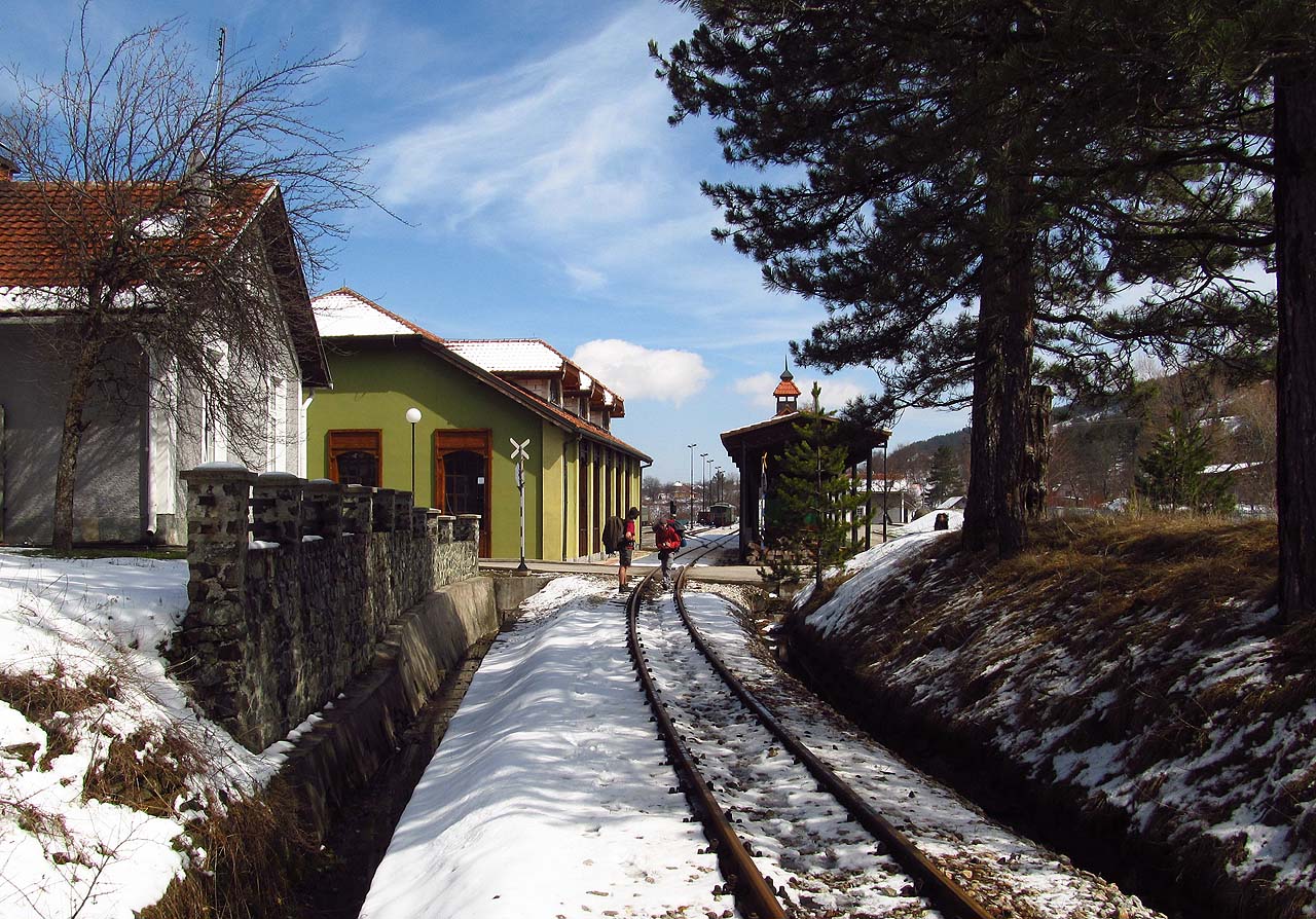 Za opravenou remízou v Šargan Vitasi trať bezodkladně spěje k proražení horského hřebene.