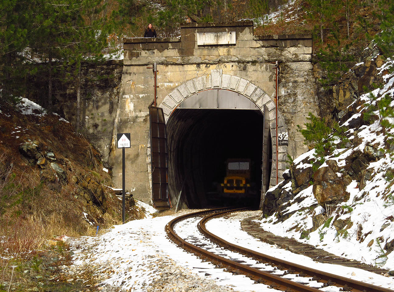Jediný vlak, který za dva dny projel, byla podivná drezína připomínající bagr, již jsem navíc málem nestihl vyfotit.