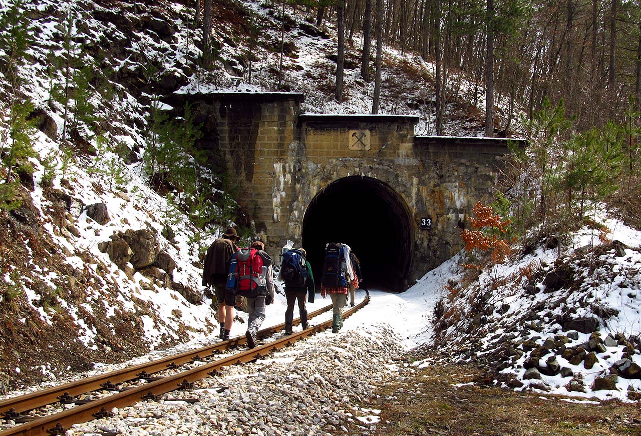 Letopočet na hlavním klenáku hlásá, že tunel byl postaven v roce 1914.
