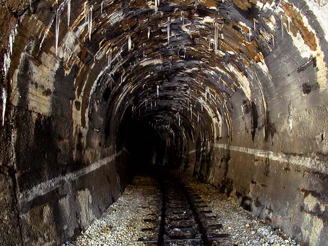 Místo krápníků visí ze stropu rampouchy.