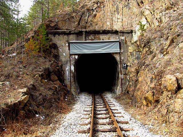 Na některé tunely byly nainstalovány vrata nebo zástěny proti sněhu.