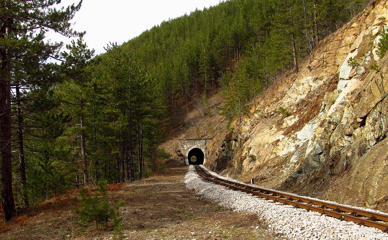 Na některých skalních rampách bychom nejraději hned zatábořili a čekali na večerní vlak.