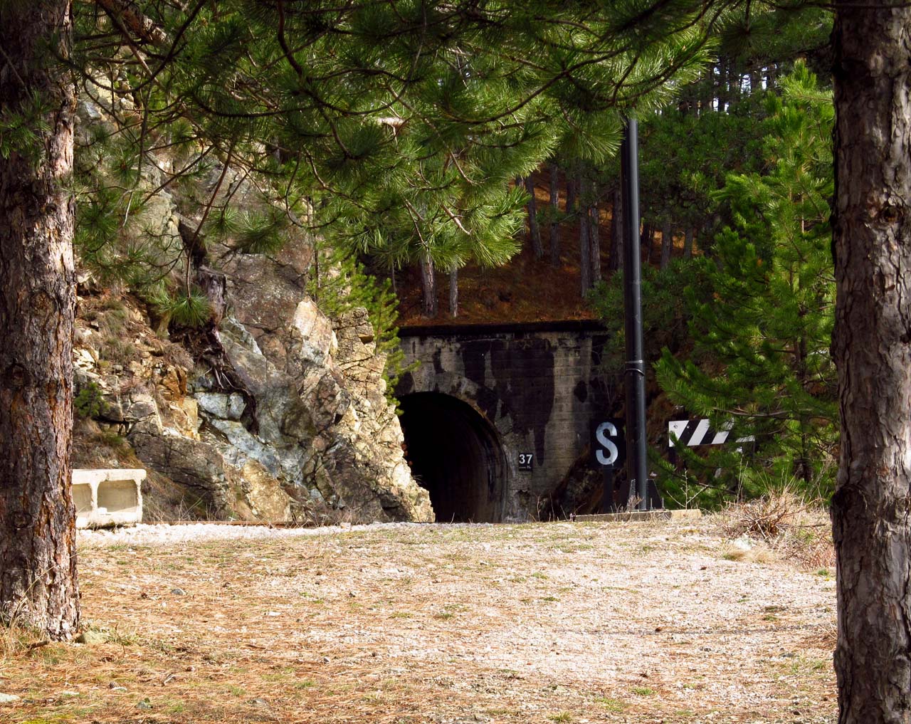 Za tunlem č. 36 prochází trať jen pár desítek metrů nad stanicí Jatare - proto zde byla zbudována vyhlídková zastávka Jatare gorne spojená schodištěm se stanicí.