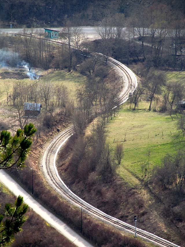Esíčko o tři smyčky níže v údolí - tam dojdeme zítra.