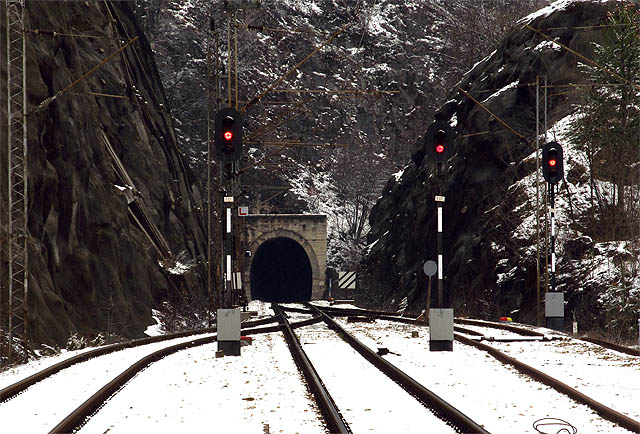 Za stanicí Stapari sevřenou v údolí se definitivně rozchází trasa úzkokolejky a současné dráhy.