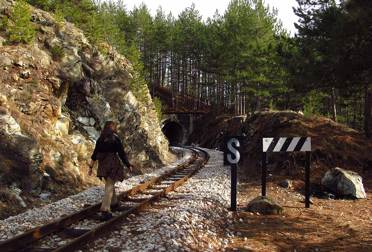 Pro batohy si skočíme po schodech až dojdeme do stanice dole. Pár kilometrů se projdeme nalehko.