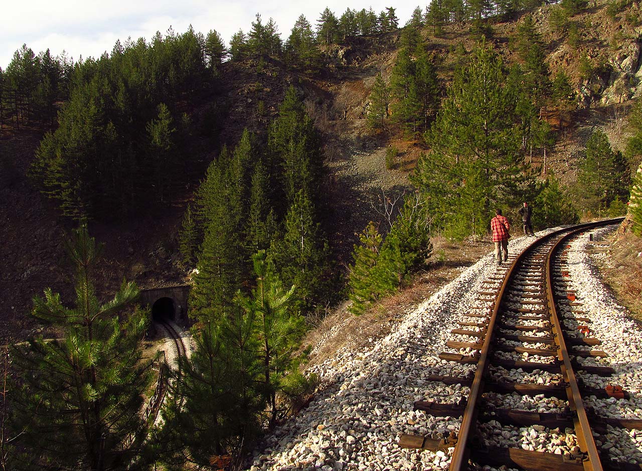 Ze kterého tunelu se vynoříme příště? A kterým směrem koleje vlastně vedou? (Nahoře rampa zastávky Krst).