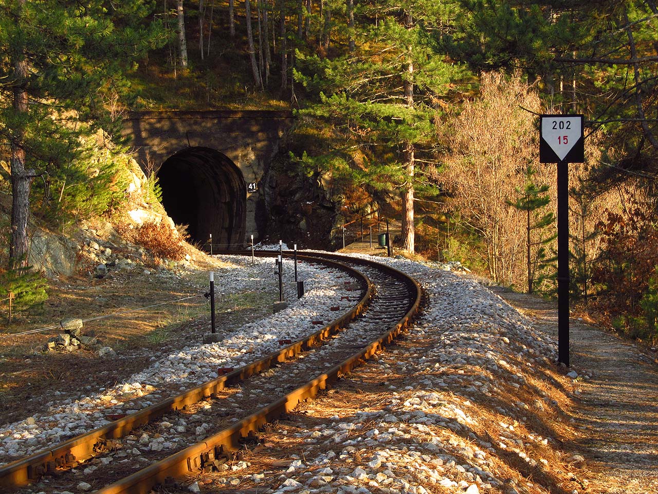 Drátovody vedou skrz tunel č. 41.