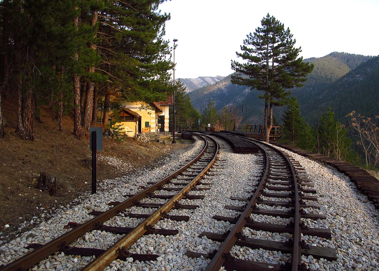 Výhybky pro druhou kolej v Golubići nejsou - kolej je odříznutá a stojí na ní jen zvláštní drezína.
