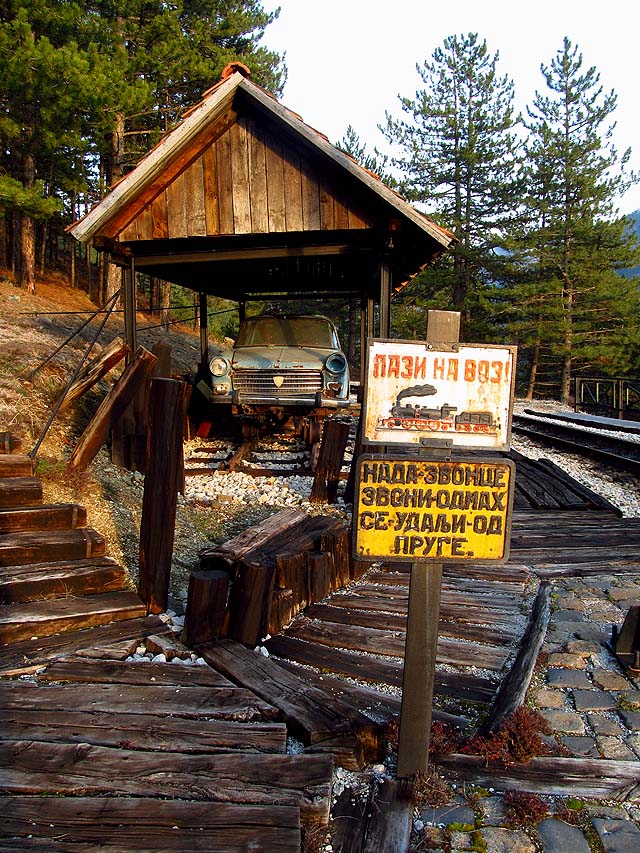 Tento Peugeot si ve filmu zahrál jednu z hlavních rolí.