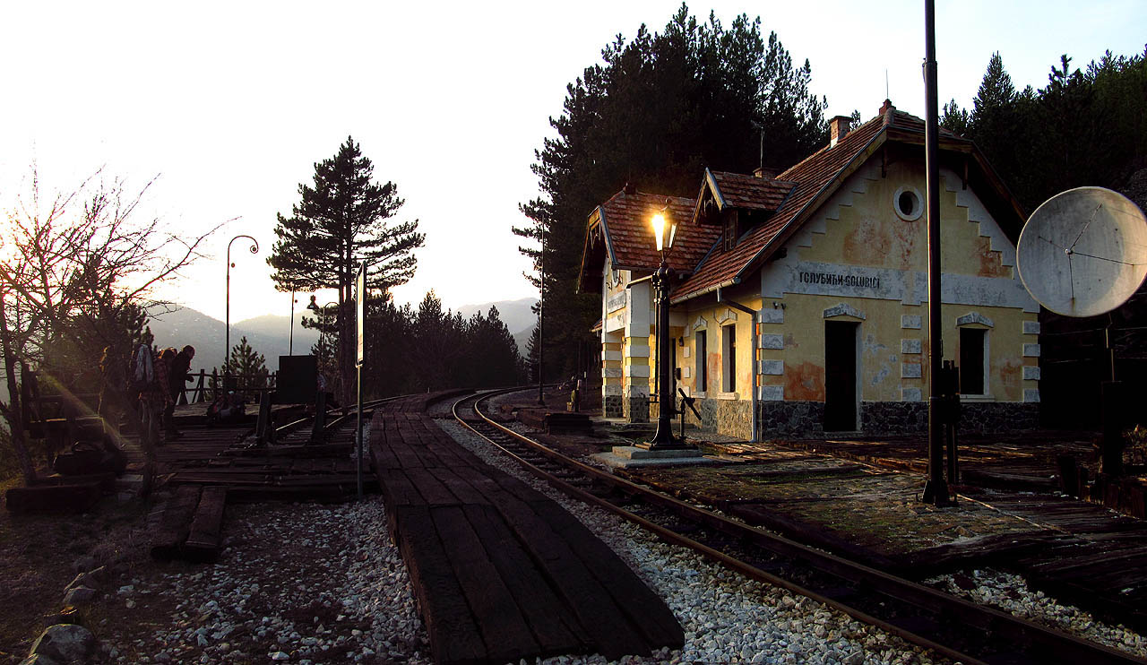 Ve stanici Golubići nám slunce zapadlo pod nohama.
