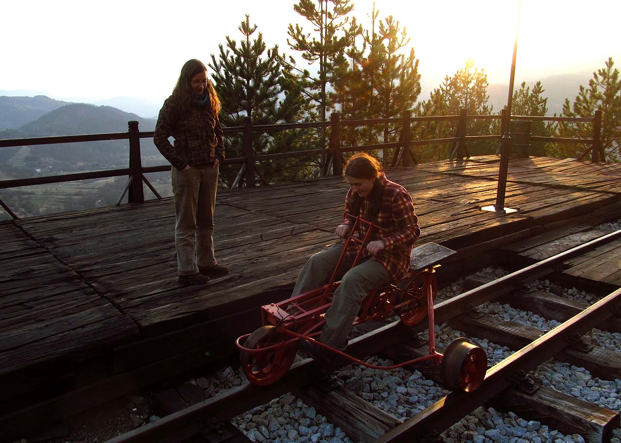 Napůl šlapací, napůl pumpovací - neobvyklá drezína, nicméně typická pro jugoslávské dráhy.