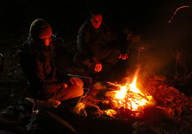 Noc u kolejí v malém údolíčku nad Mokrou Gorou.