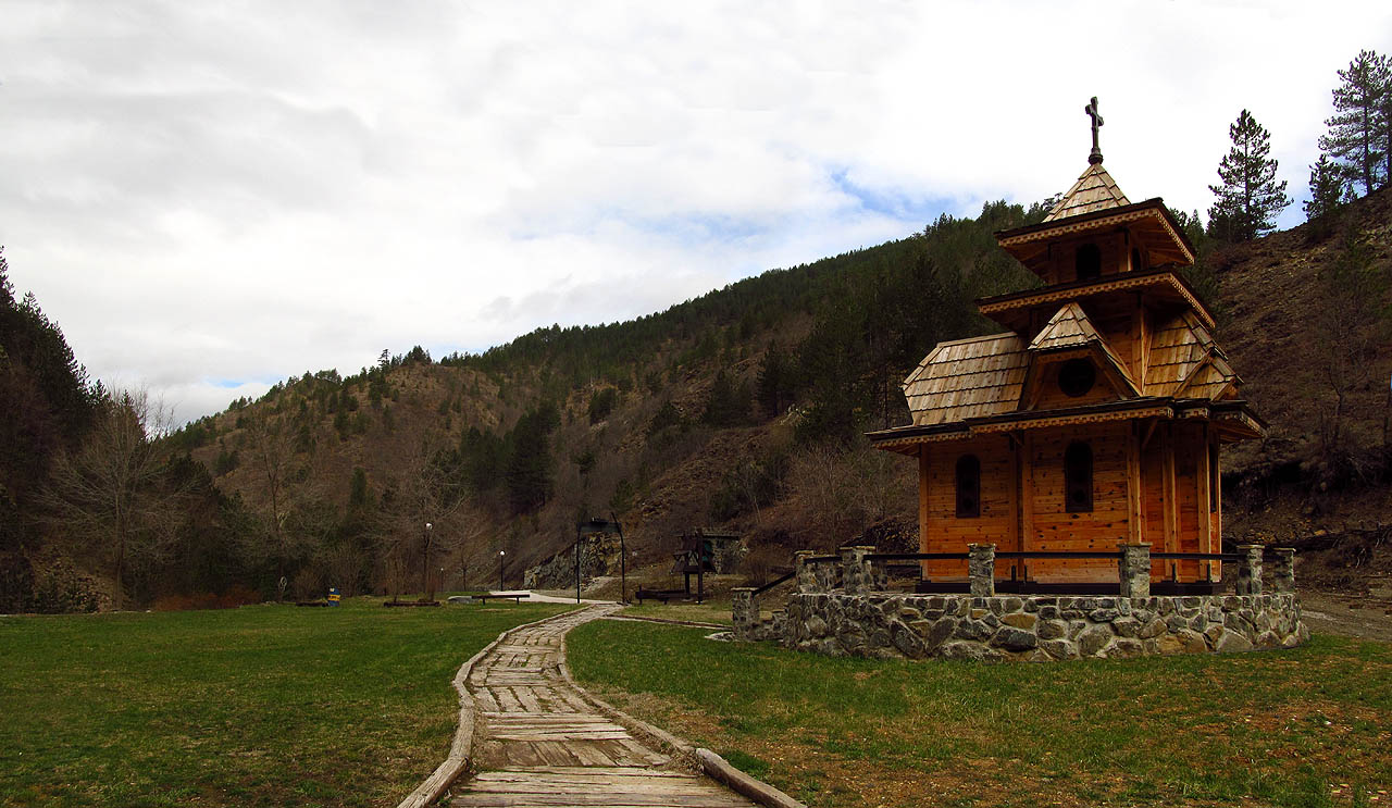 Kostelíček na břehu řeky Kamišny, ve které jsme se ráno vykoupali.