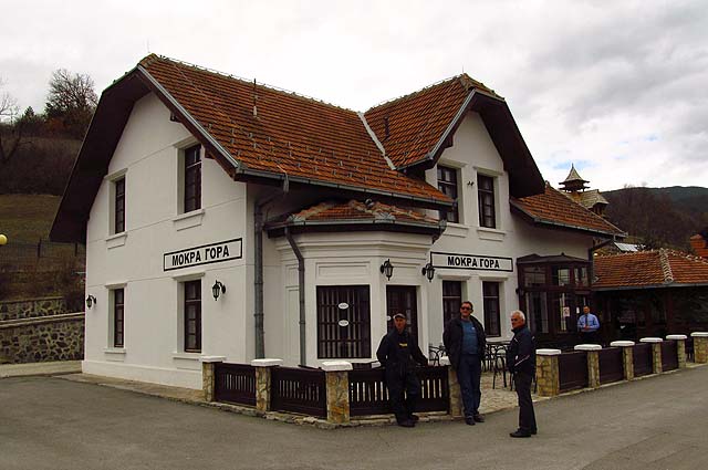 V Mokré Goře na nádraží už otevřeli obchod se suvenýry. Naposledy jsem se zasnil a představil si, jak trať vypadala v dobách služby a bez turistů.