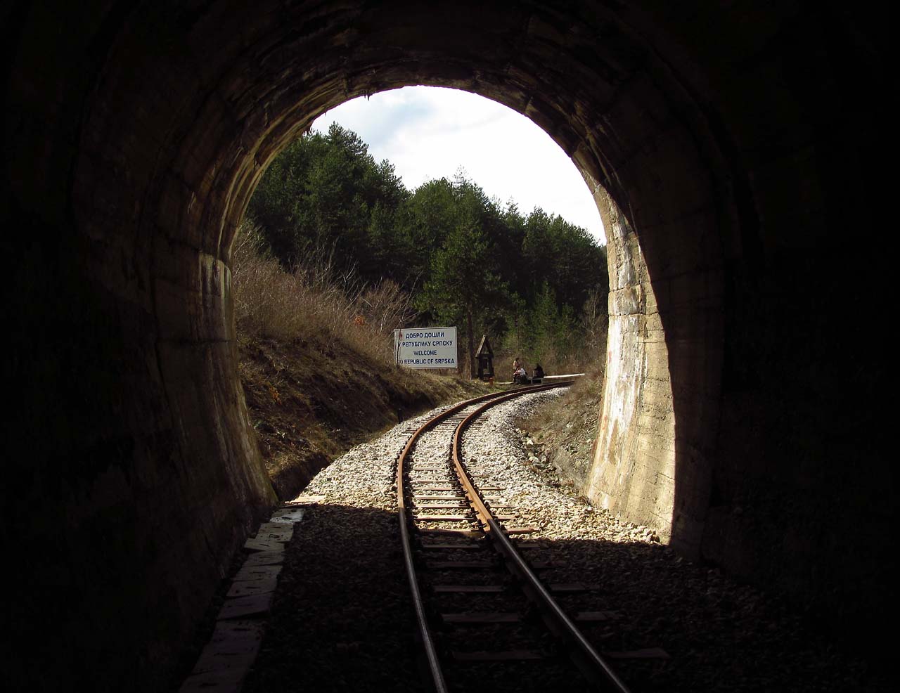 Všimněte si nápisu ДОБРО ДОШЛИ В РЕСПУБЛИКУ СРПСКУ, o Bosně ani slovo.