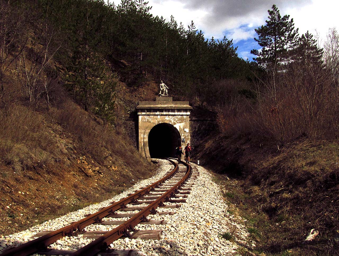 Hraniční tunel hlídá partyzán.
