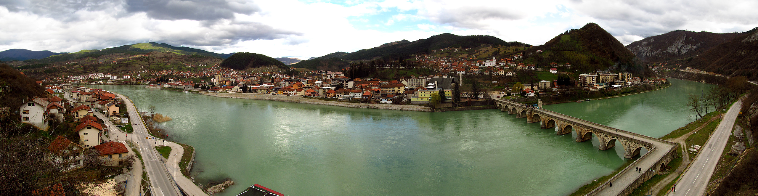 Višegrad: panorama města na soutoku Driny a Kamišny.